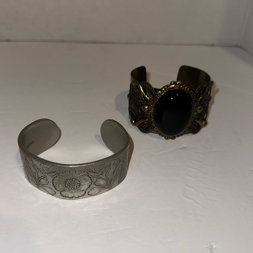 Floral Pewter bracelet August and free black bracelet